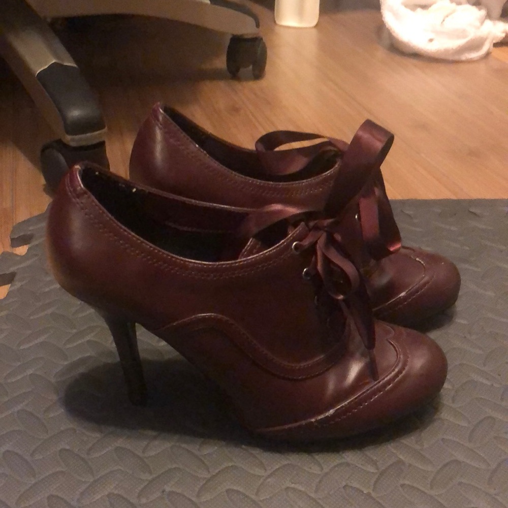Brand new ladies, oxford style high heel